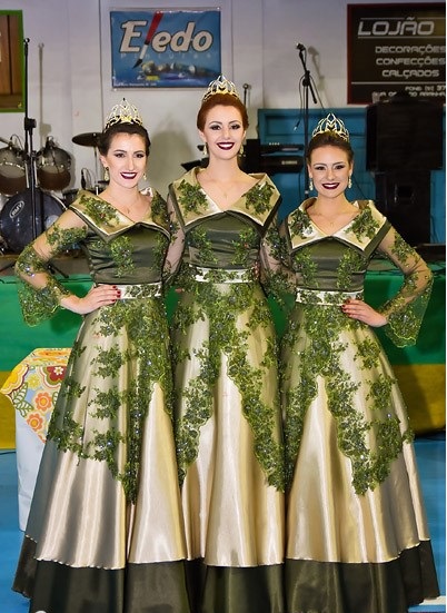 Foram apresentados novos Trajes das Soberanas.